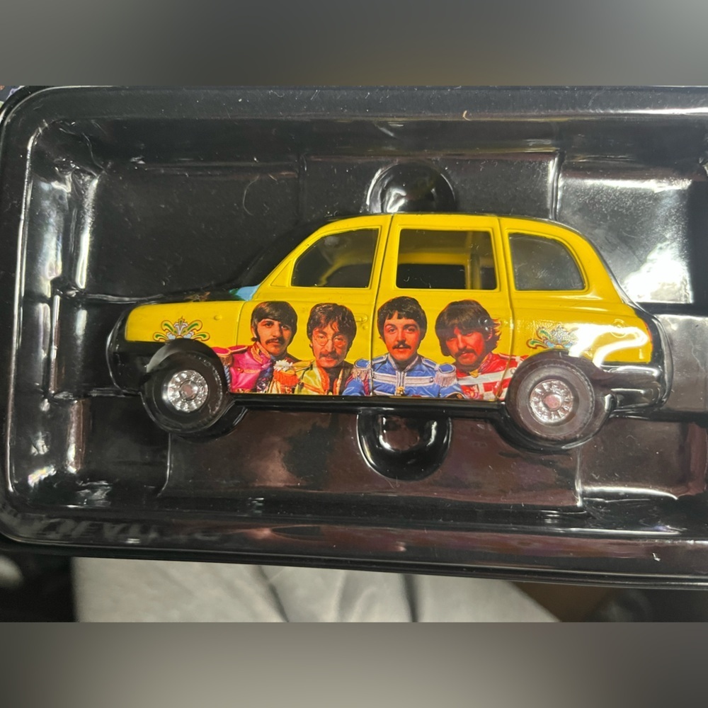 Corgi- The Beatles Sgt Peppper Album Cover London Taxi 2008 in collectors tin